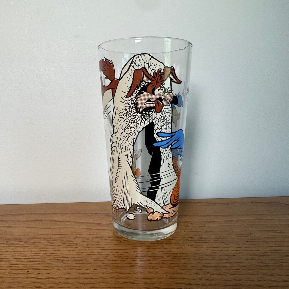 Vintage 1976 Pepsi Collector Series Road Runner Wile E Coyote Glass Looney Tunes